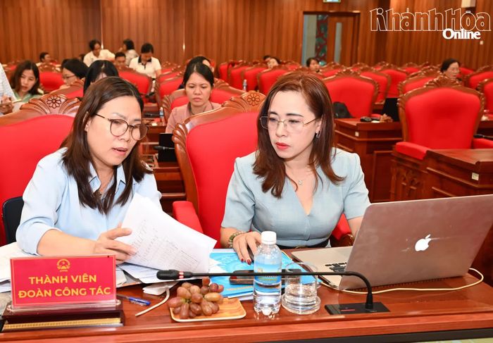Thành viên đoàn công tác và đại diện cơ quan, đơn vị của Khánh Hòa trao đổi về kết quả điều tra.