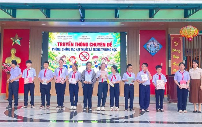 Chương trình tặng quà cho học sinh trả lời đúng các câu hỏi tại buổi truyền thông.