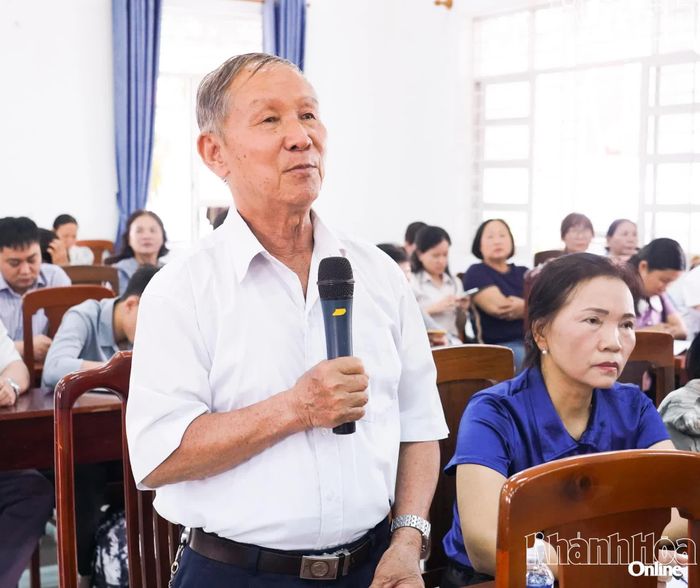 Cử tri nêu ý kiến, kiến nghị tại buổi tiếp xúc.