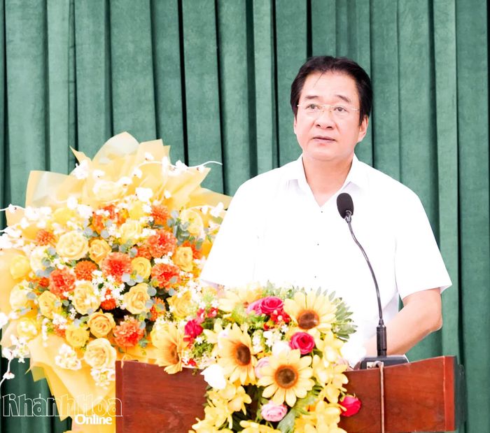 Phó Chủ tịch Thường trực UBND tỉnh Nguyễn Long Biên phát biểu tại buổi tiếp xúc cử tri.