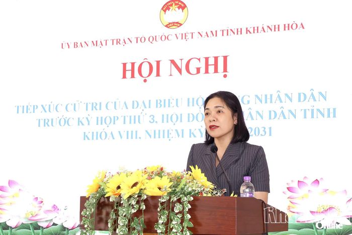 Đồng chí Trần Thu Mai thông tin các nội dung đến cử tri.