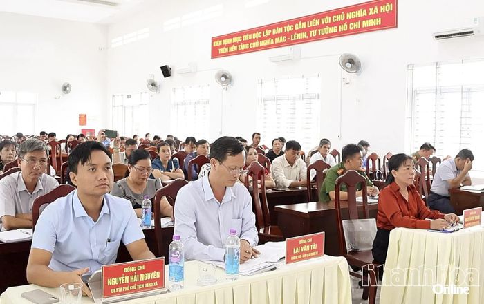 Các đại biểu và cử tri tại buổi tiếp xúc.