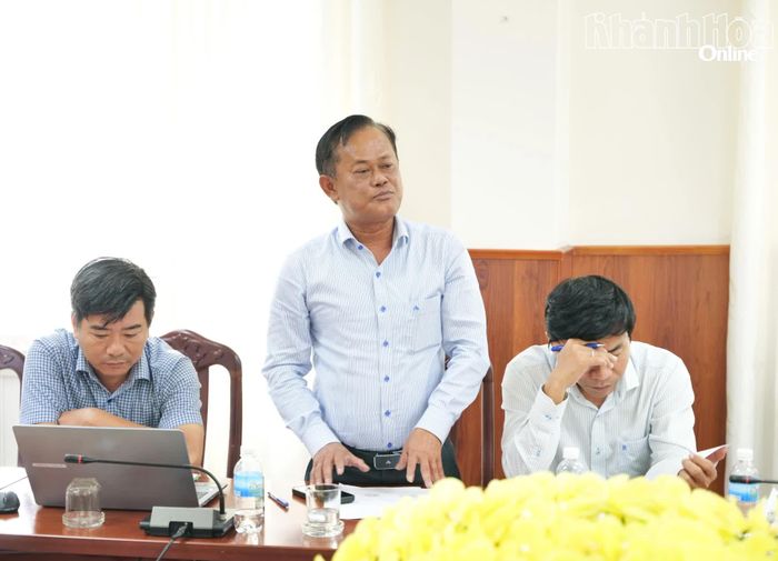 Lãnh đạo xã Cà Ná báo cáo tại buổi làm việc.