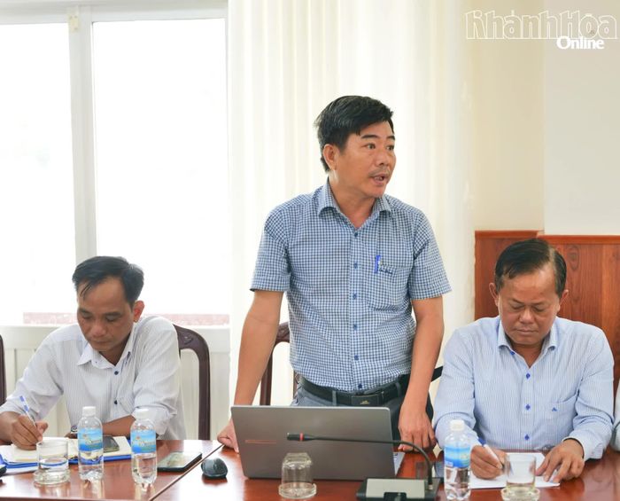 Lãnh đạo Trung tâm Phát triển quỹ đất tỉnh làm rõ một số nội dung vướng mắc.