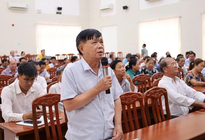 Cử tri xã Ninh Phước nêu ý kiến, kiến nghị tại buổi tiếp xúc.