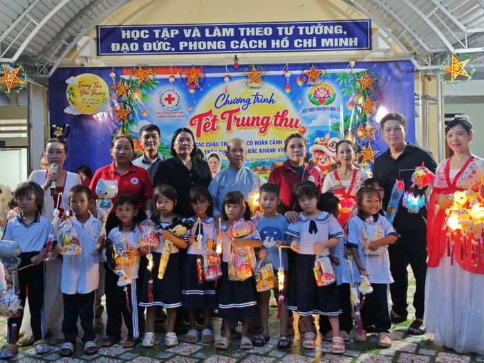 Ban tổ chức tặng quà cho các em nhỏ tham gia chương trình.