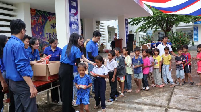 Trẻ em xã Phước Hà nhận quà Trung thu.