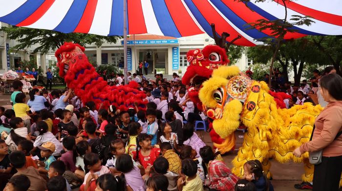 Trẻ em xã Phước Hà xem các tiết mục biểu diễn trong dịp Trung thu.