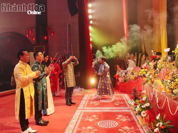 Lãnh đạo Nhà hát Nghệ thuật truyền thống tỉnh dâng hương tổ nghiệp.