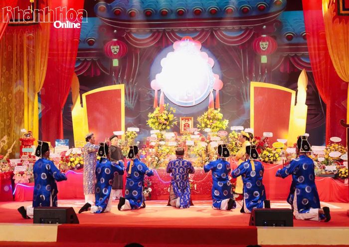Lãnh đạo Sở Văn hóa, Thể thao và Du lịch cùng nghệ sĩ Nhà hát Nghệ thuật truyền thống tỉnh Khánh Hòa thực hiện nghi lễ đại bái.