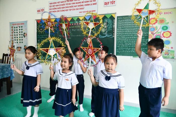 Thiếu nhi đảo Sinh Tồn luyện tập tiết mục văn nghệ cho chương trình Trung thu sắp được tổ chức.