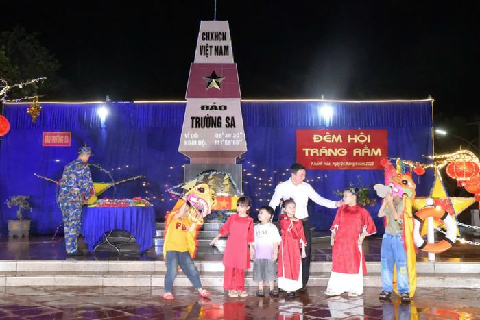 Thiếu nhi đảo Trường Sa luyện tập tiết mục múa lân cho chương trình Trung thu.