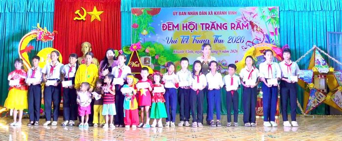 Trao học bổng cho học sinh có hoàn cảnh khó khăn. Ảnh: PHÙNG QUỲNH
