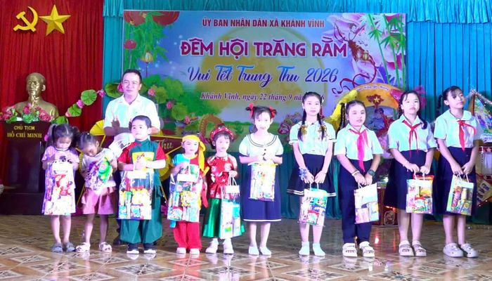 Lãnh đạo xã trao quà Trung thu cho các em. Ảnh: PHÙNG QUỲNH