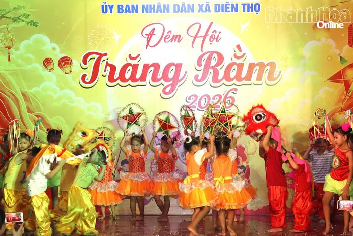 Tiết mục "Vui đêm Trung thu" của thiếu nhi đến từ Trường Mầm non Diên Thọ.