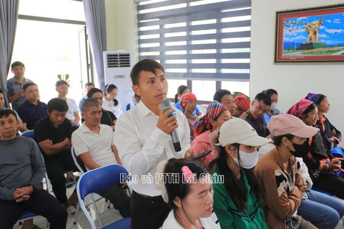 Cử tri kiến nghị tại hội nghị.