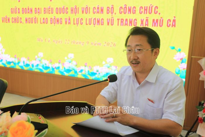 Đồng chí Sùng A Hồ - Phó Bí thư Tỉnh ủy, Trưởng Đoàn ĐBQH tỉnh phát biểu tại hội nghị.