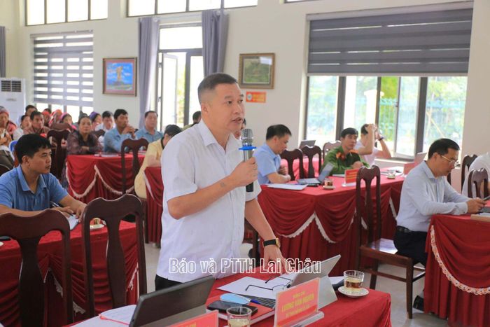 Đồng chí Lường Văn Nghen - Bí thư Đảng ủy xã Mù Cả phát biểu tại hội nghị.