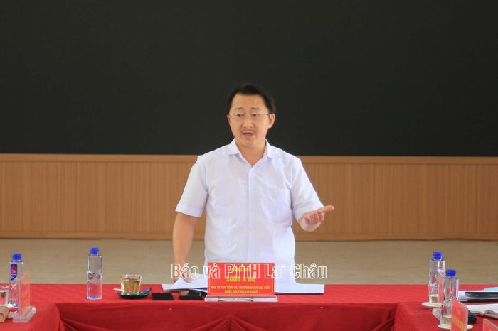 Đồng chí Sùng A Hồ - Phó Bí thư Tỉnh ủy, Trưởng Đoàn Đại biểu Quốc hội tỉnh phát biểu tại buổi làm việc.