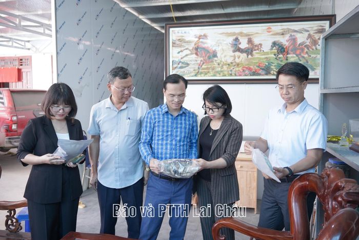 Đoàn giám sát khảo sát thực tế tại Hợp tác xã Mý Dao, thôn 1 (xã Sìn Hồ).
