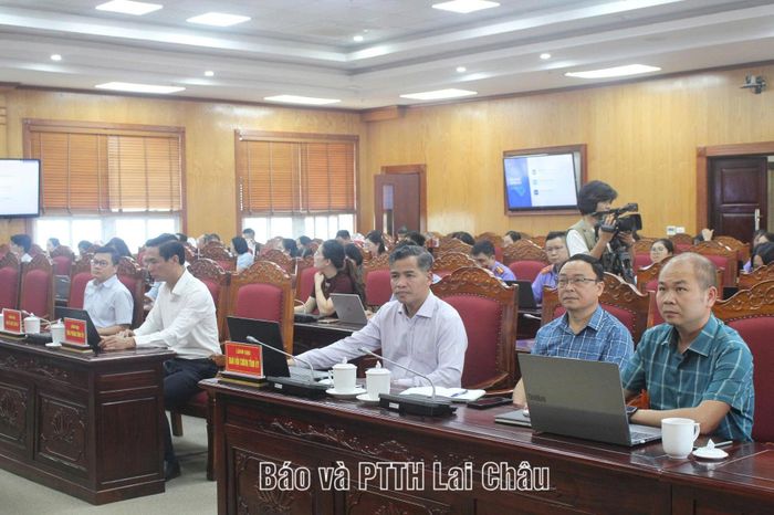 Đại biểu dự hội nghị tập huấn tại điểm cầu Tỉnh ủy.