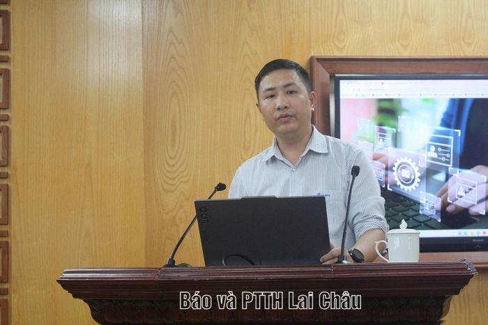 Kỹ thuật viên của VNPT hướng dẫn triển khai các thủ tục hành chính của Đảng trên môi trường điện tử.