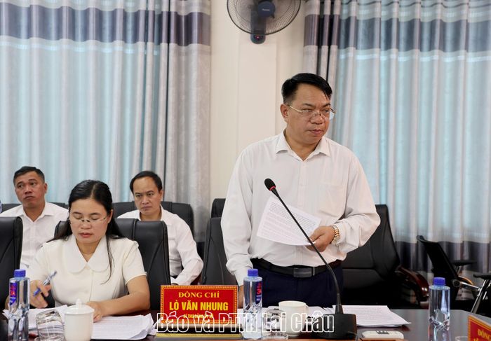 Lãnh đạo Đảng uỷ xã Than Uyên báo cáo tình hình thực hiện nhiệm vụ tại buổi làm việc.