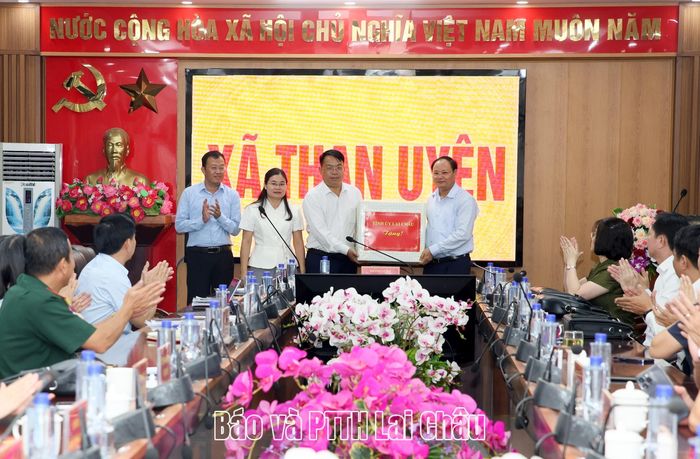 Nhân dịp này, Bí thư Tỉnh uỷ Lê Minh Ngân tặng quà của Đoàn công tác cho xã Than Uyên.