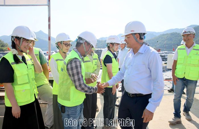 Đồng chí Lê Minh Ngân - Bí thư Tỉnh ủy, Chủ tịch HĐND tỉnh thăm hỏi, động viên tinh thần công nhân đang thi công công trình điện mặt trời Bản Chát 1, Bản Chát 2.