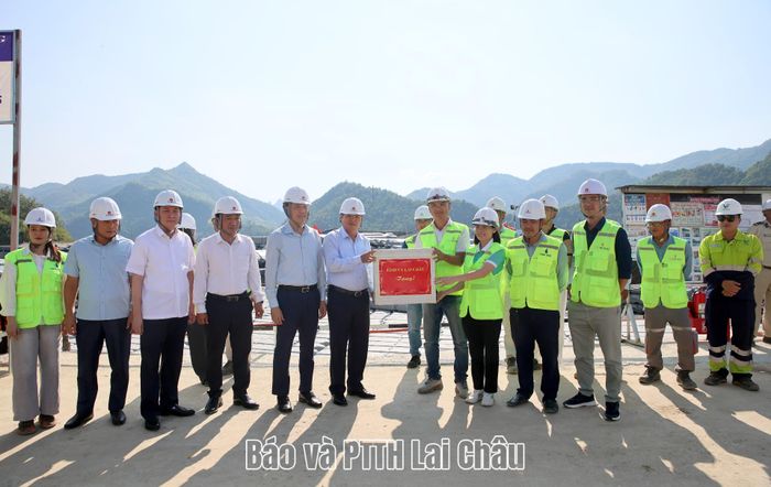 Đoàn công tác của Ban Thường vụ Tỉnh uỷ tặng quà cho đội ngũ công nhân đang thi công công trình điện mặt trời Bản Chát 1, Bản Chát 2.