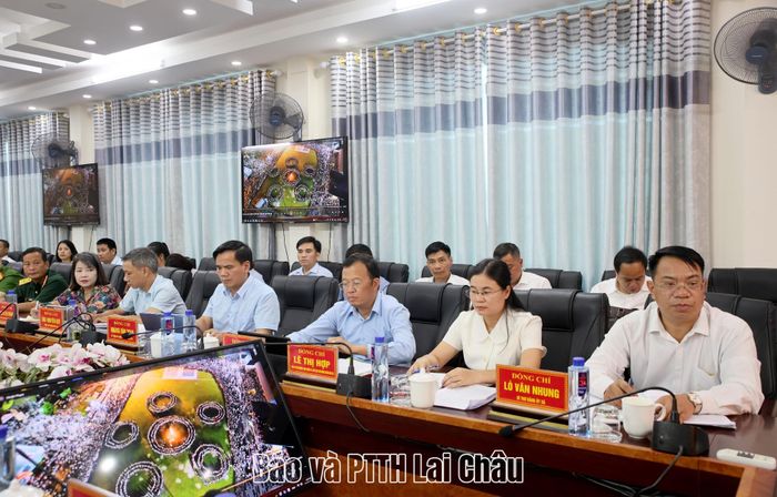 Các đại biểu dự buổi làm việc.