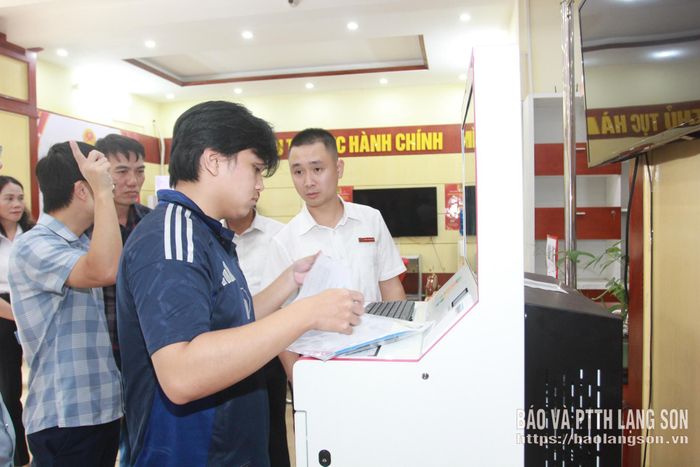 Người dân phường Đông Kinh thực hiện thủ tục hành chính tại Trạm dịch vụ công số
