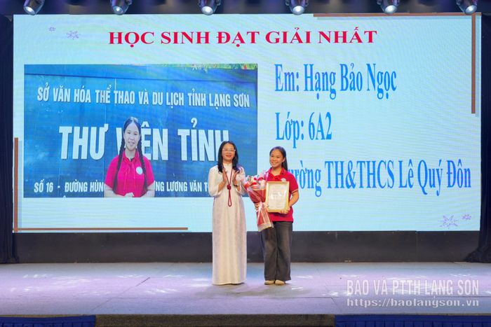 Lãnh đạo Sở Văn hóa, Thể thao và Du lịch tỉnh trao giải cho học sinh đoạt giải nhất tại Cuộc thi sáng tạo Video/Clip “Sách hay, Sách quý” tỉnh Lạng Sơn năm 2026