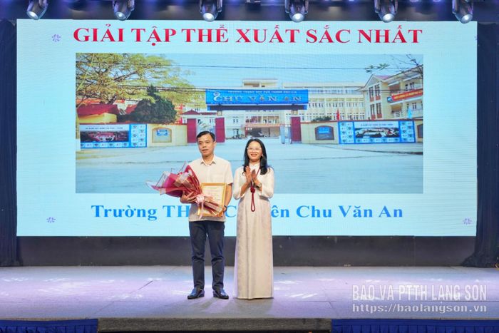 Lãnh đạo Sở Văn hóa, Thể thao và Du lịch tỉnh trao giải tập thể có nhiều thí sinh đạt giải cấp tỉnh nhất cho đại diện Trường THPT chuyên Chu Văn An