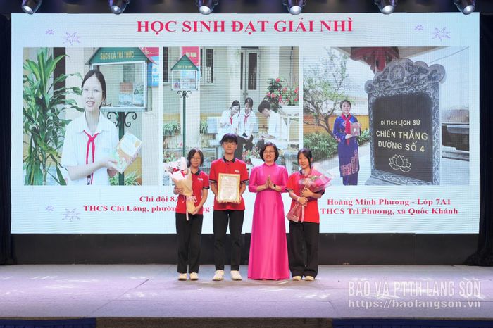 Lãnh đạo Báo và Phát thanh, Truyền hình Lạng Sơn trao giải nhì cho các thí sinh tham gia Cuộc thi sáng tạo Video/Clip “Sách hay, Sách quý” tỉnh Lạng Sơn năm 2026