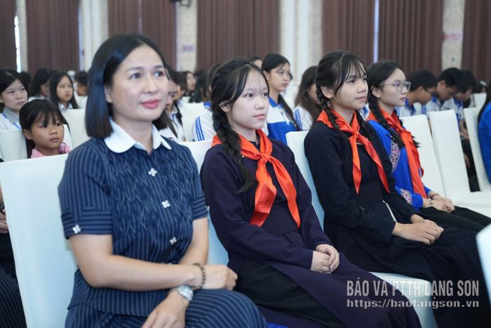 Các giáo viên và học sinh tham dự chương trình