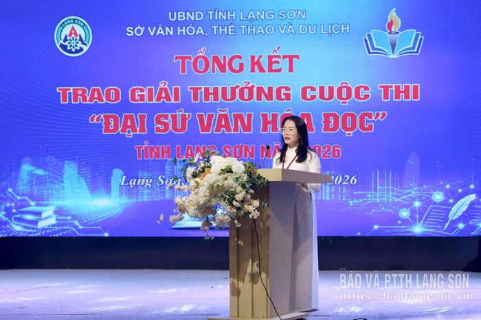Lãnh đạo Sở Văn hóa, Thể thao và Du lịch tỉnh phát biểu tại chương trình