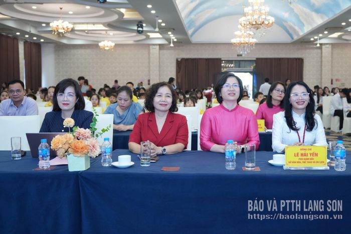 Các đại biểu tham dự chương trình