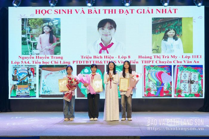 Lãnh đạo Sở Văn hóa, Thể thao và Du lịch trao giải nhất cho các thí sinh xuất sắc