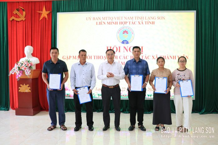 Lãnh đạo Liên minh hợp tác xã tỉnh trao Quyết định công nhận thành viên Liên minh hợp tác xã tỉnh cho các hợp tác xã