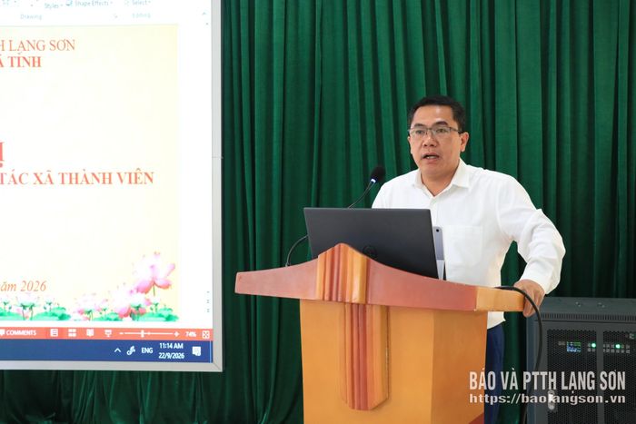 Lãnh đạo Chi nhánh Ngân hàng Chính sách xã hội tỉnh giải đáp ý kiến tại hội nghị