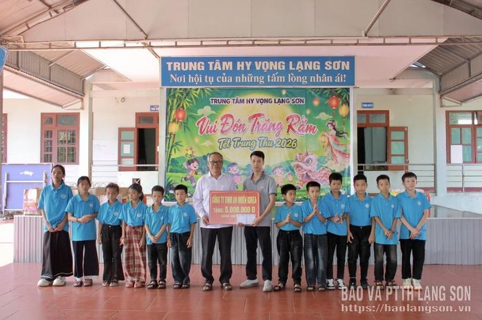 Công ty TNHH An Nhiên Korea (Hữu Lũng) trao quà cho Trung tâm Hy vọng Lạng Sơn
