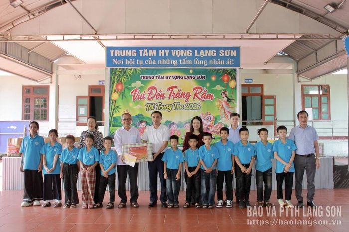 Đoàn công tác của tỉnh trao quà trung thu cho trẻ em tại Trung tâm Hy vọng Lạng Sơn