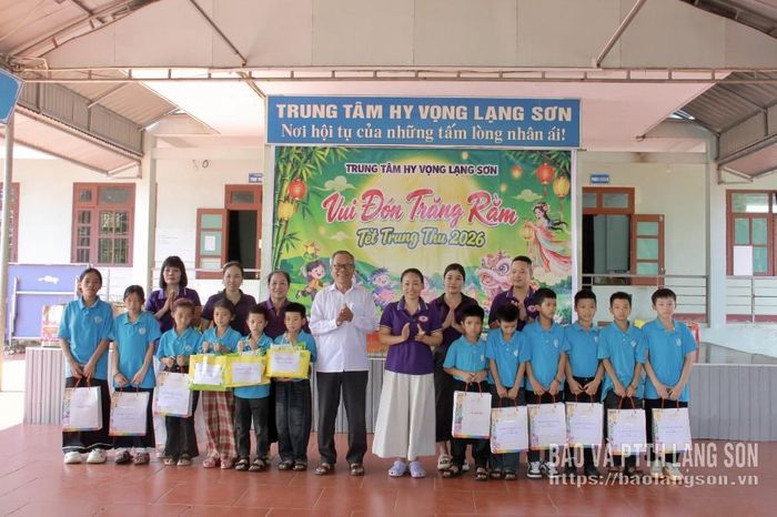 Hội Thiện nguyện Hữu Lũng trao quà trung thu cho trẻ em tại Trung tâm Hy vọng Lạng Sơn