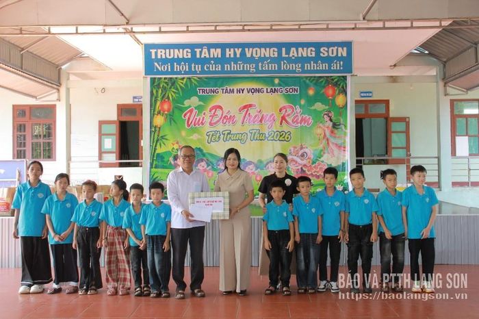 Lãnh đạo Đảng uỷ, UBND xã Hữu Lũng trao quà trung thu cho Trung tâm Hy vọng Lạng Sơn