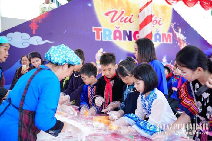 Các em học sinh trải nghiệm làm bánh trung thu truyền thống do các nghệ nhân trực tiếp hướng dẫn