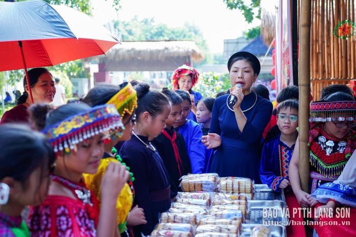 Các em học sinh tham quan gian hàng trưng bày thương hiệu bánh trung thu truyền thống nổi tiếng của Lạng Sơn tại Bảo tàng tỉnh