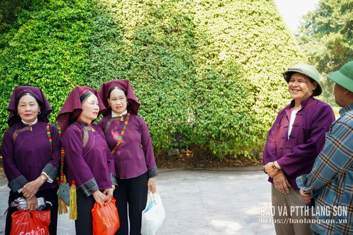 Người dân hát Sli tại ngày hội
