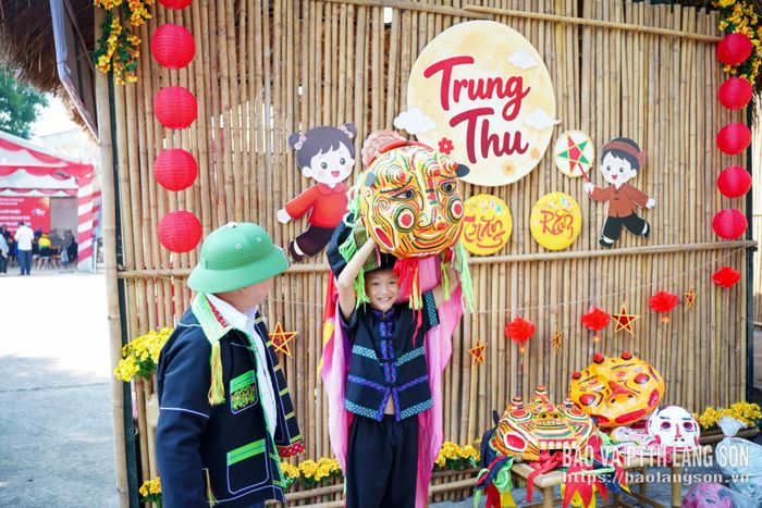 Học sinh thăm quan, trải nghiệm không gian trưng bày làm đầu sư tử mèo