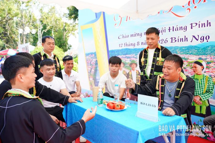 Người dân chơi lảy cỏ tại ngày hội